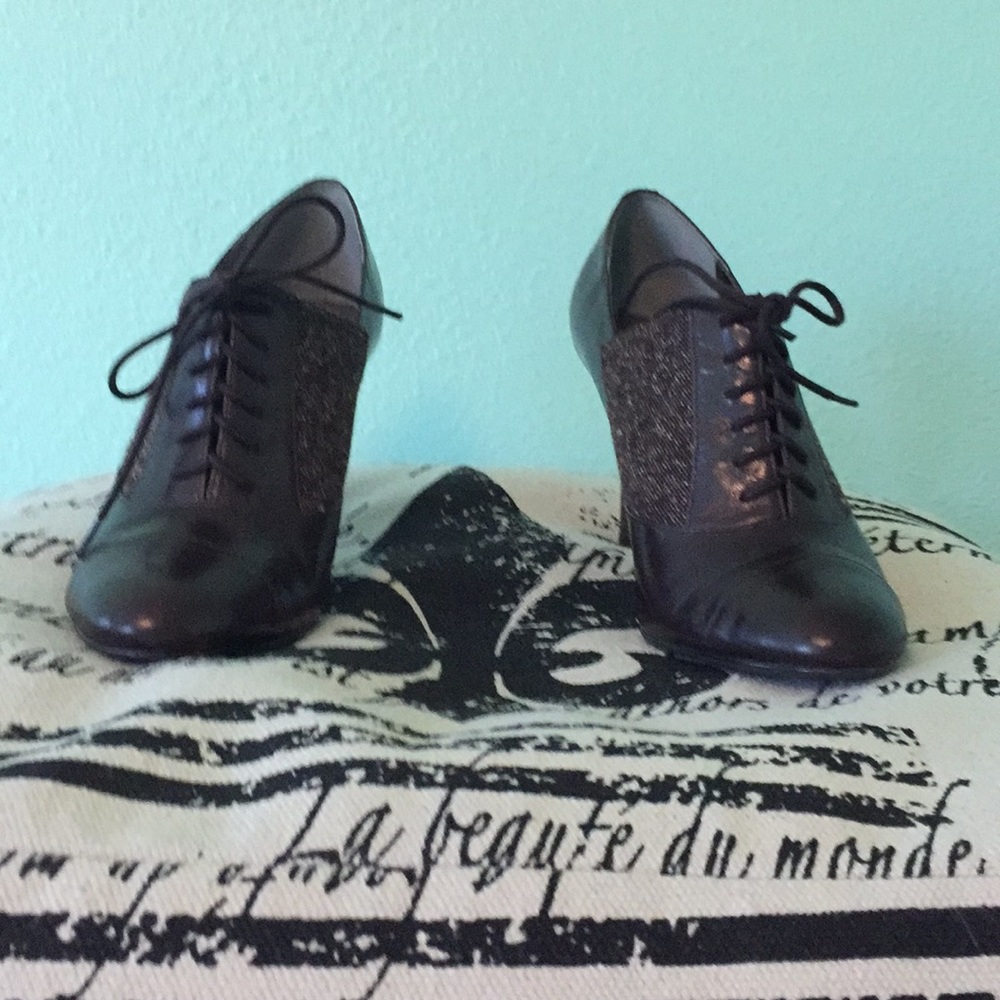 Brown Ladies mid Heel with pattern